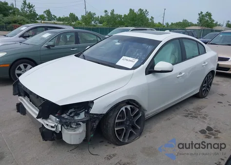 2017 Volvo S60 T5 Dynamic z USA, uszkodzony, nr VIN YV140MTL6H2439325